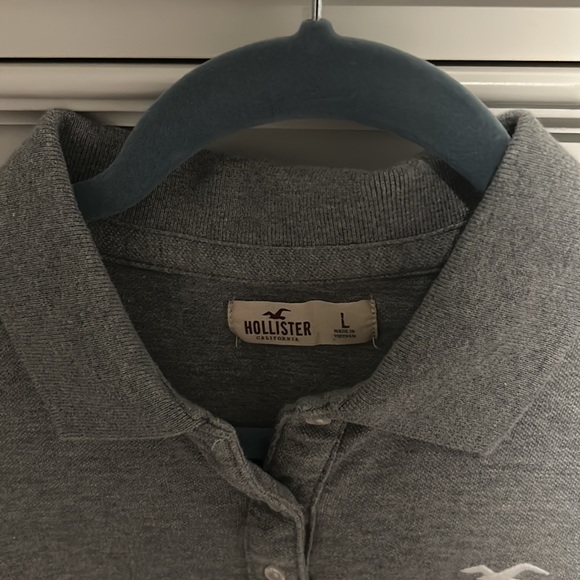 Gray Hollister Collar shirt that is a size Large - Picture 3 of 4